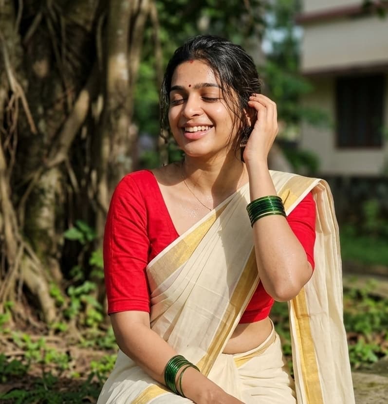 Traditional Kerala Saree Photorealistic Portrait Prompt